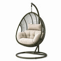 Poltrona sospesa in rattan sintetico e acciaio verde con cuscino in poliestere beige