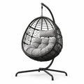 Sedia sospesa in rattan sintetico nero con cuscini in poliestere grigi e struttura in metallo